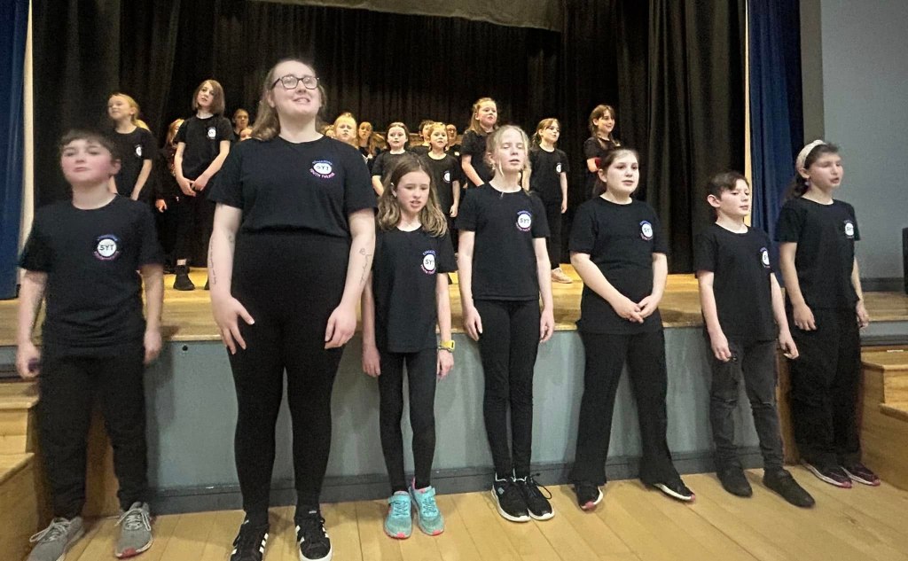 This image shows children singing in Stagezone's Cracker Show