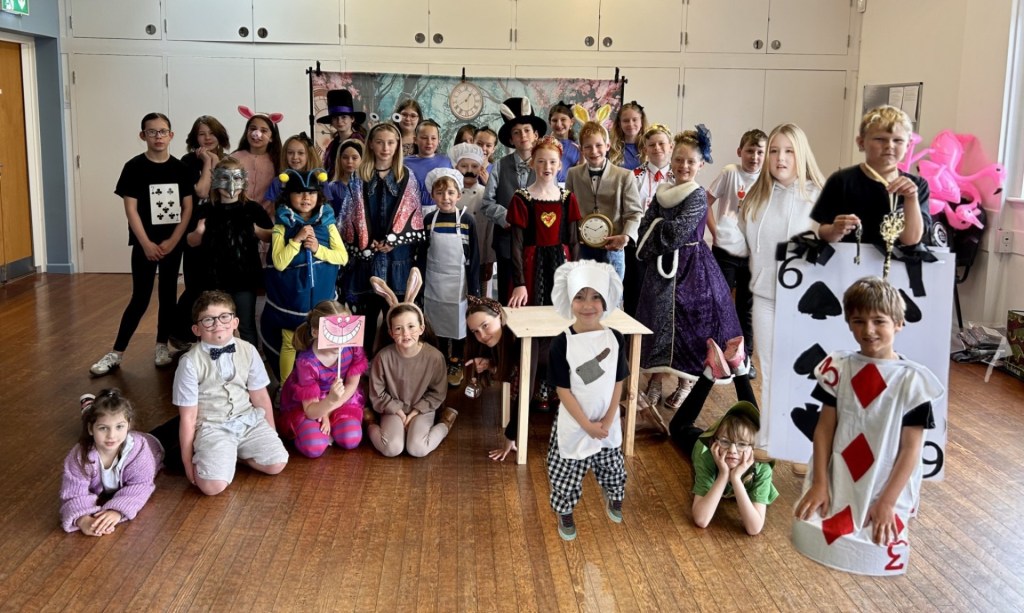 Stagezone Youth Theatre Wonderland cast phot