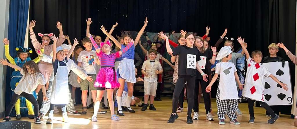 Stagezone Wonderland cast
